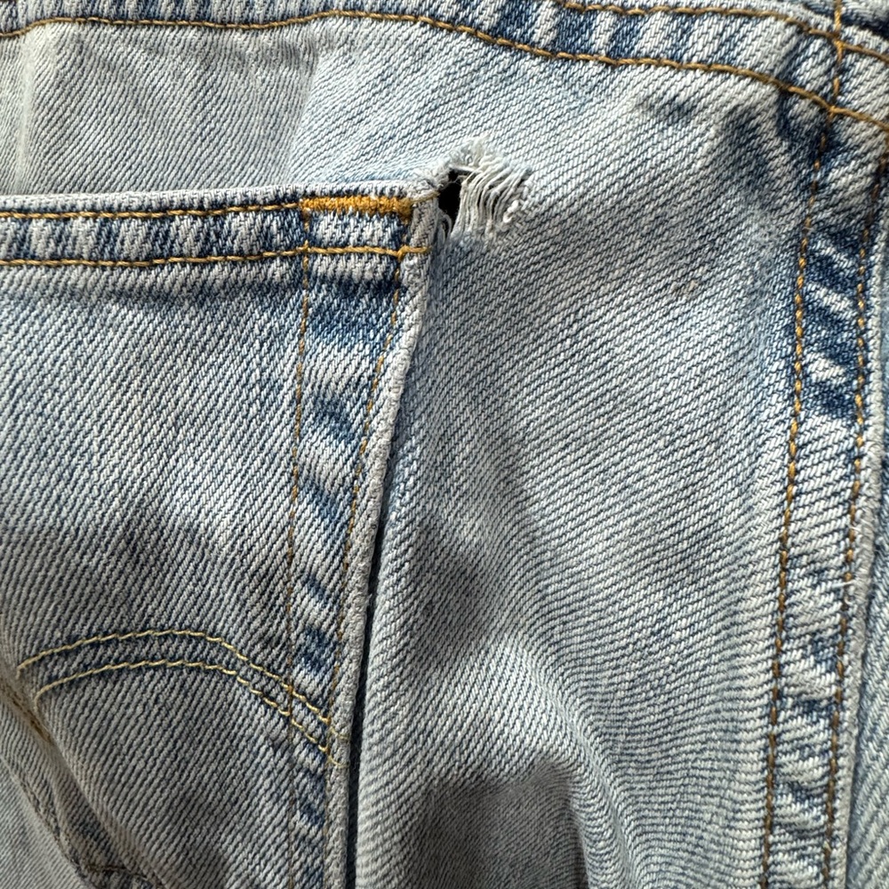 Vintage Levi's Men's Classic Light Blue Straight Jeans - Picture 5 of 16